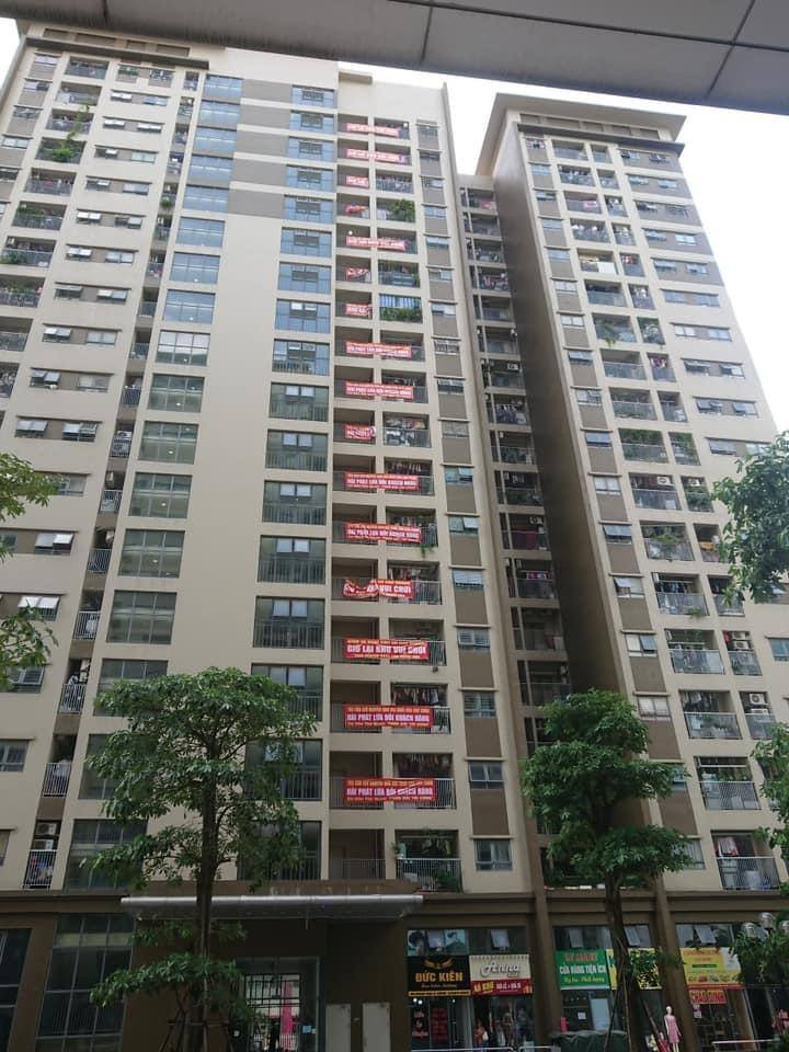 Nhiều ngày nay, cư dân tại dự án The Vesta Phú Lãm căng băng rôn phản đối chủ đầu tư