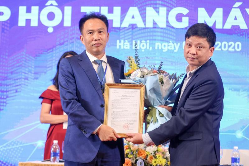 Chủ tịch Hiệp hội Thang máy nhận quyết định thành lập từ Bộ Nội vụ