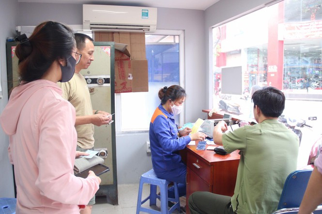 Hình ảnh người dân trên địa bàn Hà Nội đổ xô đi mua bảo hiểm xe máy vào tháng 5/2020 vừa qua Hình ảnh người dân trên địa bàn Hà Nội đổ xô đi mua bảo hiểm xe máy vào tháng 5/2020 vừa qua