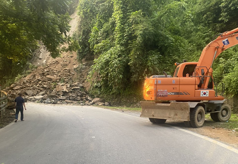 Quốc lộ 4D đi Sa Pa bị sạt lở ách tắc Quốc lộ 4D đi Sa Pa bị sạt lở ách tắc