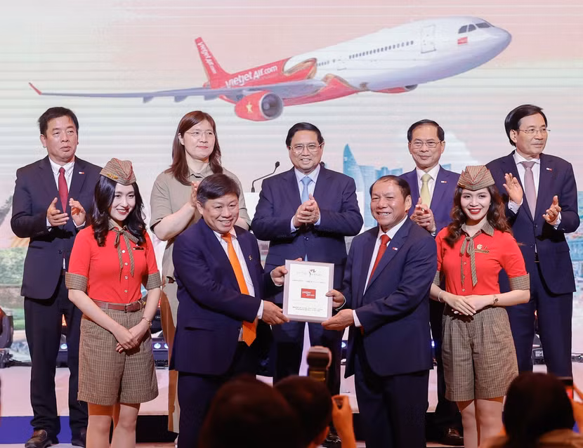 Bộ trưởng Bộ VHTT&amp;DL Nguyễn Văn Hùng trao tặng Kỷ niệm chương chúc mừng cho hành trình 10 năm kết nối giữa Việt Nam - Hàn Quốc của Vietjet