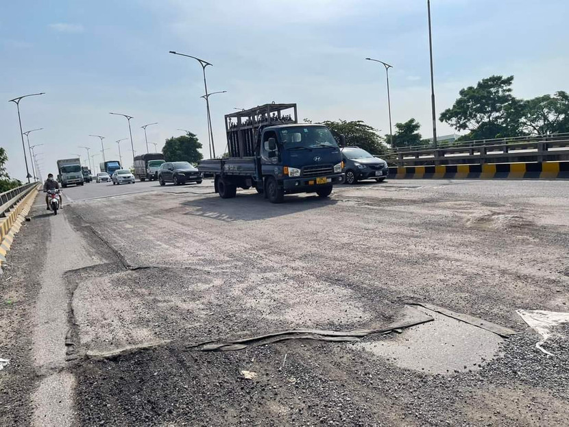 Mặt cầu Phù Đổng xuống cấp nghiêm trọng, bong bật lớp bê tông nhựa gây mất ATGT