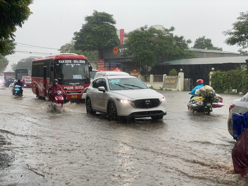 Mưa giông lớn, xối xả ở Bắc bộ đã diễn ra nhiều ngày qua Mưa giông lớn, xối xả ở Bắc bộ đã diễn ra nhiều ngày qua