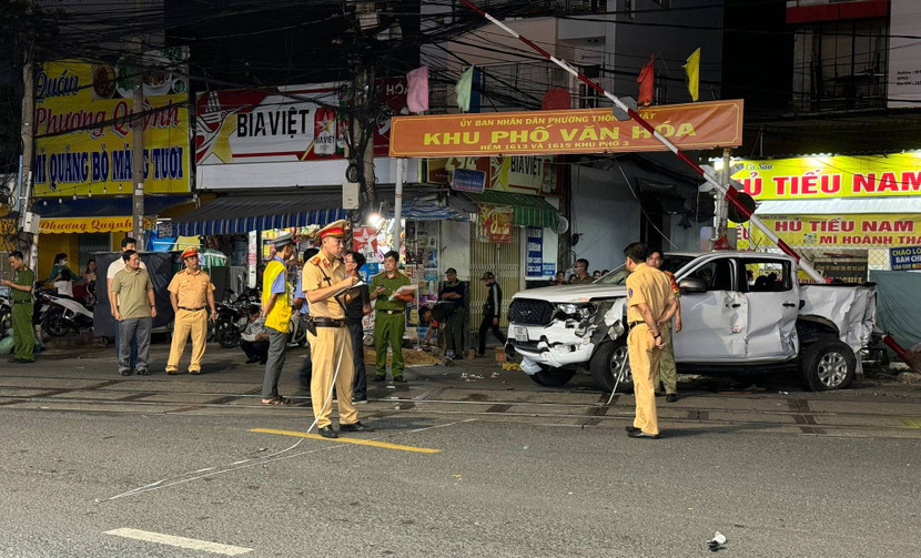 Hiện trường vụ tai nạn giữa tàu hỏa và xe ô tô bán tải ở TP Biên Hòa, Đồng Nai làm 2 người chết