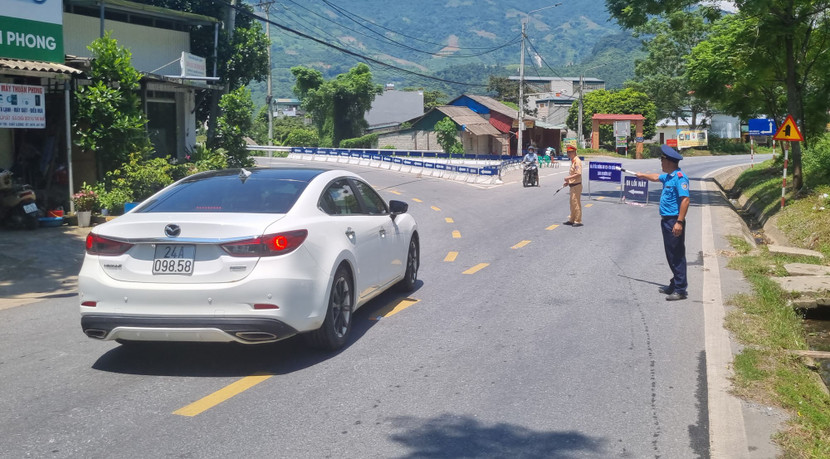 Các phương tiện được phân luồng từ xa tránh điểm sạt lở trên QL4D Các phương tiện được phân luồng từ xa tránh điểm sạt lở trên QL4D