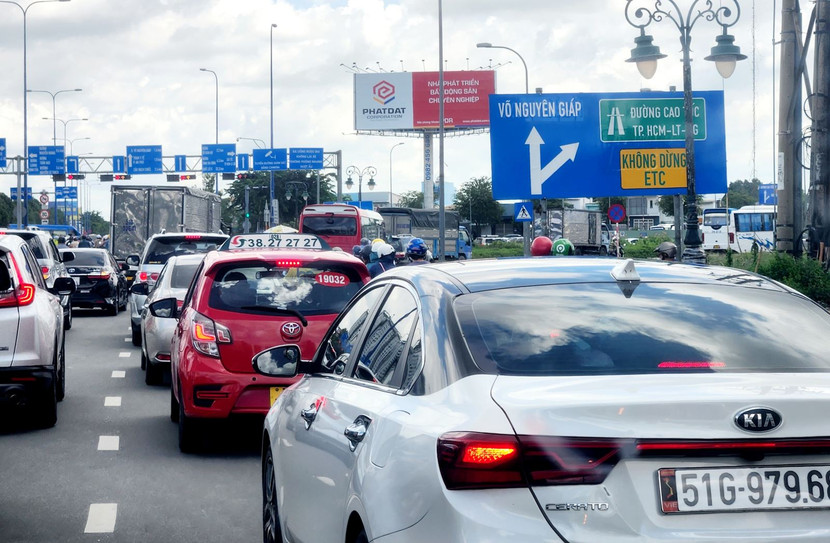 Cao tốc TP.HCM- Long Thành- Dầu Giây thường xuyên xảy ra ùn tắc do lưu lượng đông