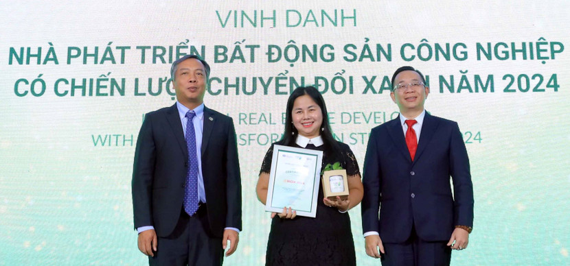 Đại diện ROX iPark nhận chứng nhận vinh danh từ Hội đồng bình chọn.