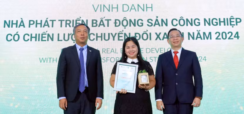 Đại diện ROX iPark nhận chứng nhận vinh danh từ Hội đồng bình chọn.