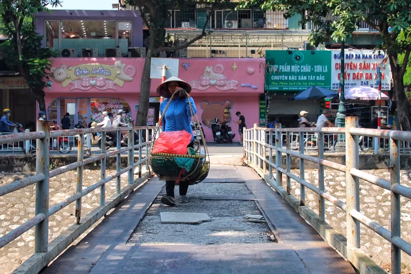 Cầu Kim Ngưu là một trong những cầu được Sở GTVT liệt kê vào nhóm cầu yếu, xuống cấp cần đầu tư cải tạo