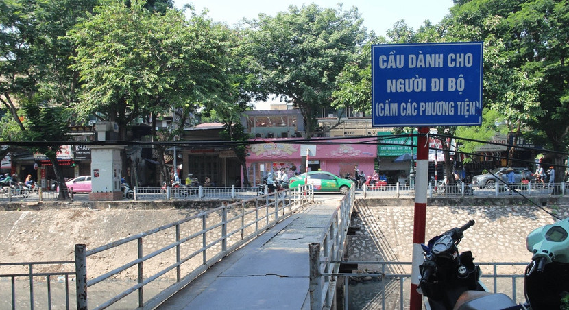 Cầu bắc qua sông Kim Ngưu xuống cấp đã lâu