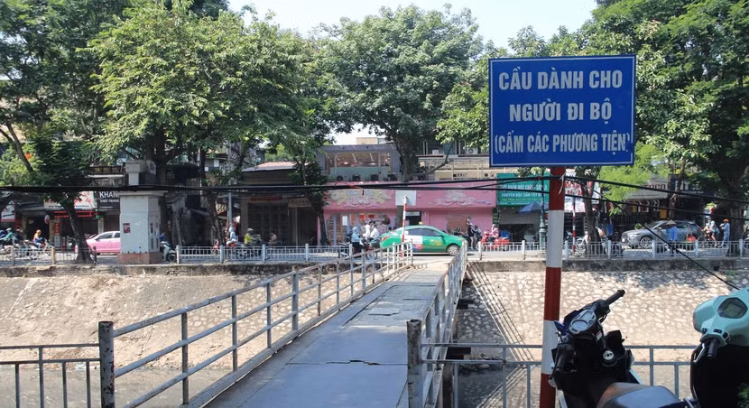Cầu bắc qua sông Kim Ngưu xuống cấp đã lâu Cầu bắc qua sông Kim Ngưu xuống cấp đã lâu
