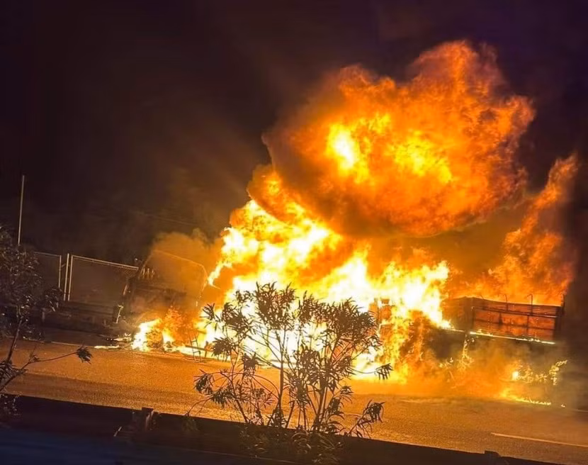 Chiếc xe tải bốc cháy dữ dội trên cao tốc Nội Bài- Lào Cai