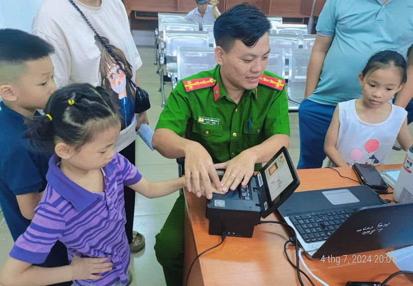 Trẻ dưới 14 tuổi có Thẻ căn cước được hưởng nhiều tiện ích từ đi lại, học tập... Trẻ dưới 14 tuổi có Thẻ căn cước được hưởng nhiều tiện ích từ đi lại, học tập...