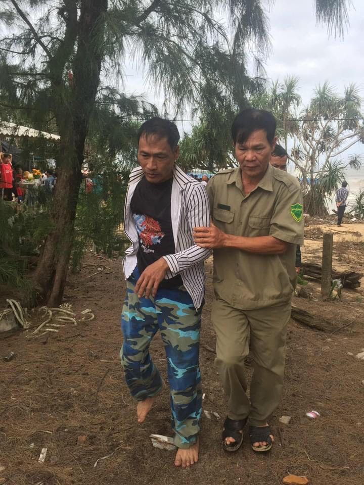 11 thuyền viên trên tàu Hoàng Gia được cứu nạn kịp thời đưa lên bờ