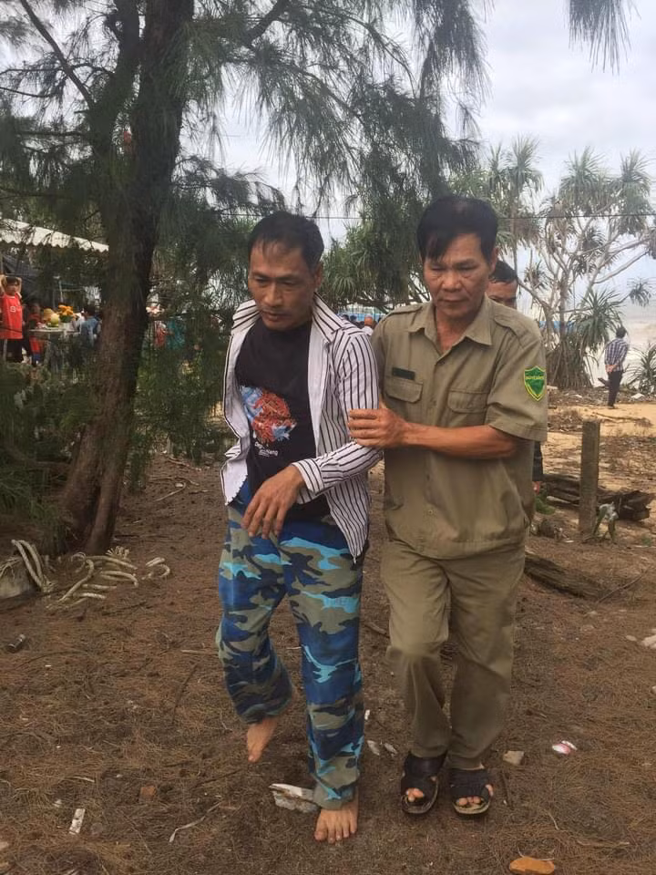 11 thuyền viên trên tàu Hoàng Gia được cứu nạn kịp thời đưa lên bờ