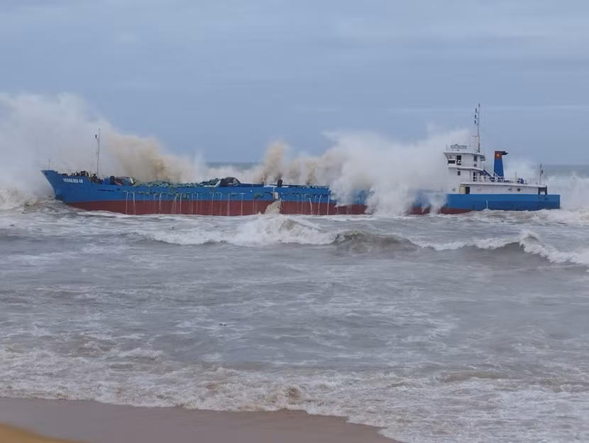 Tàu chở hàng Hoàng Gia 46 va vào bãi đá ngầm