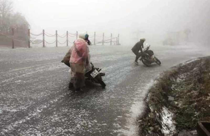 Nhiều phương tiện bị trơn trượt do đường bị bám băng, tuyết