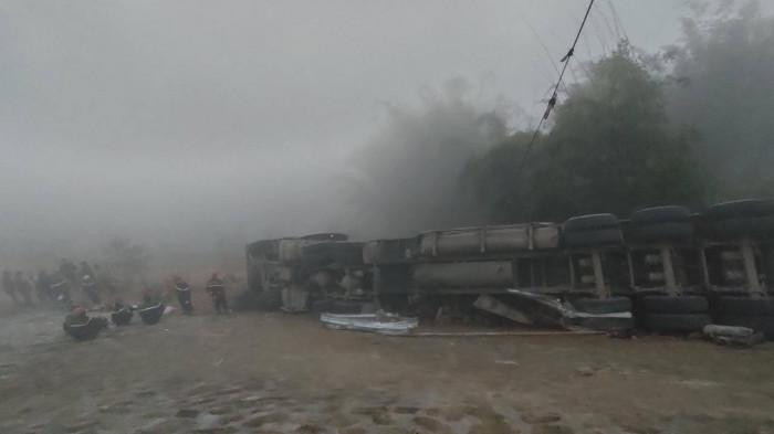 Hiện trường chiếc xe đầu kéo bị lật trên QL4D khiến lái xe tử vong trong cabin