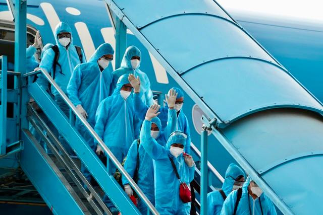 Tạm dừng cấp phép các chuyến bay từ Anh và Nam Phi về Việt Nam ảnh 1