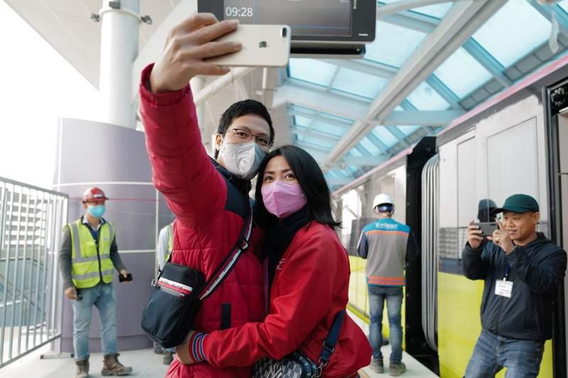 Nhiều bạn trẻ không ngần ngại ghi lại khoảnh khắc đáng nhớ này cùng đoàn tàu tuyến metro Nhổn- Ga Hà Nội Nhiều bạn trẻ không ngần ngại ghi lại khoảnh khắc đáng nhớ này cùng đoàn tàu tuyến metro Nhổn- Ga Hà Nội