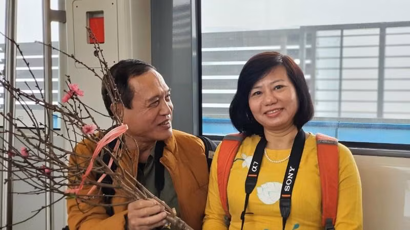 Người dân rất háo hức với đoàn tàu tuyến metro Nhổn-Ga Hà Nội và không quên lưu lại kỷ niệm