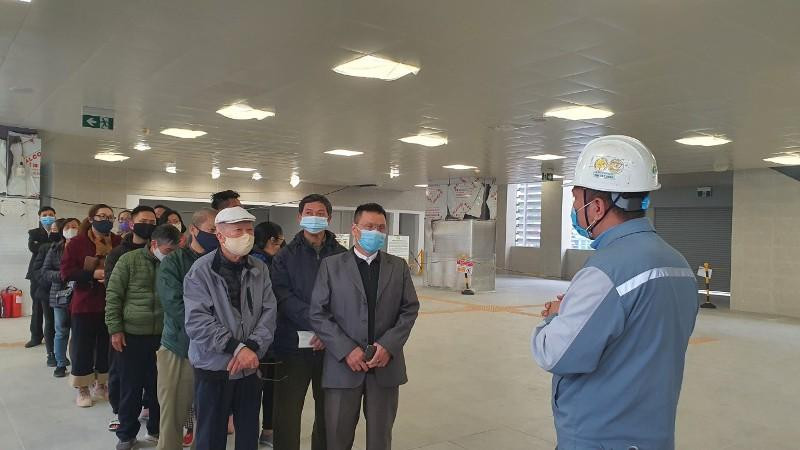 Từ sáng sớm ngày 23/1, đông đảo người dân đã có mặt tại nhà ga S1, tuyến metro Nhổn-Ga Hà Nội để vào tham quan đoàn tàu Từ sáng sớm ngày 23/1, đông đảo người dân đã có mặt tại nhà ga S1, tuyến metro Nhổn-Ga Hà Nội để vào tham quan đoàn tàu