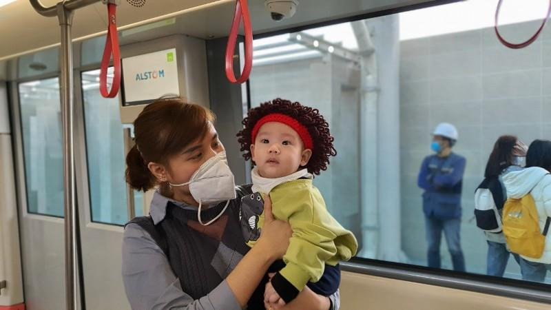 Nhiều gia đình đưa cả trẻ nhỏ đi cùng Nhiều gia đình đưa cả trẻ nhỏ đi cùng