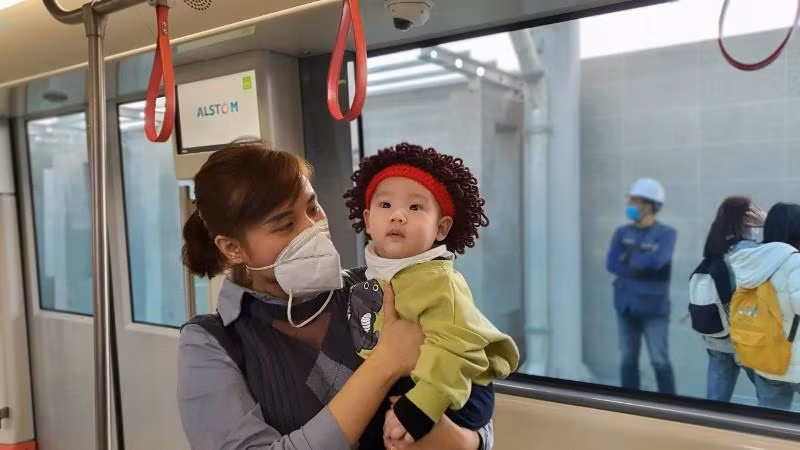 Nhiều gia đình đưa cả trẻ nhỏ đi cùng