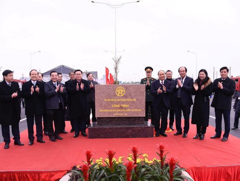 Thủ tướng Chính phủ Nguyễn Xuân Phúc, Bí thư Thành ủy Hà Nội Vương Đình Huệ, Chủ tịch UBND TP Hà Nội Chu Ngọc Anh gắn biển công trình nút giao vành đai 3 với đường cao tốc Hà Nội- Hải Phòng