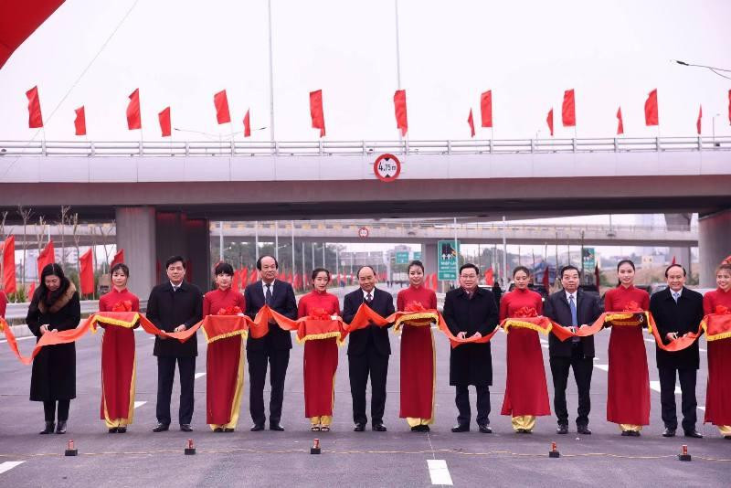 Thủ tướng Chính phủ và lãnh đạo UBND TP Hà Nội cắt băng khánh thành dự án nút giao vành đai 3 với cao tốc Hà Nội- Hải Phòng