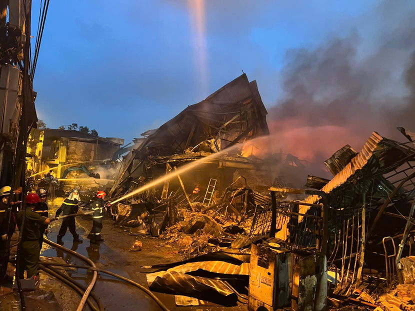 Chiến sĩ Công an Hà Nội lăn xả dập đám cháy nhà xưởng tại phường Tây Mỗ Chiến sĩ Công an Hà Nội lăn xả dập đám cháy nhà xưởng tại phường Tây Mỗ