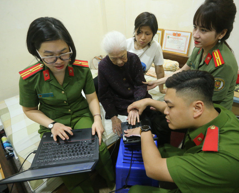 Công an Hà Nội đến tận nhà làm căn cước cho cụ Trần Thị Mùi, 107 tuổi (phường Đội Cấn, quận Ba Đình, TP Hà Nội) Công an Hà Nội đến tận nhà làm căn cước cho cụ Trần Thị Mùi, 107 tuổi (phường Đội Cấn, quận Ba Đình, TP Hà Nội)