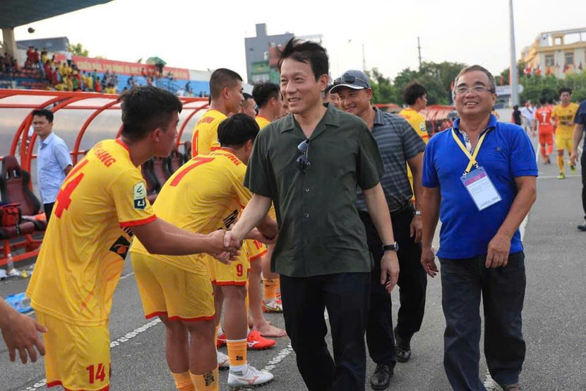Đại tướng Lương Tam Quang chúc mừng Chủ tịch CLB bóng đá Công an nhân dân Lê Vân cùng các cầu thủ sau một chiến thắng ở giải hạng Nhất 2022 Đại tướng Lương Tam Quang chúc mừng Chủ tịch CLB bóng đá Công an nhân dân Lê Vân cùng các cầu thủ sau một chiến thắng ở giải hạng Nhất 2022