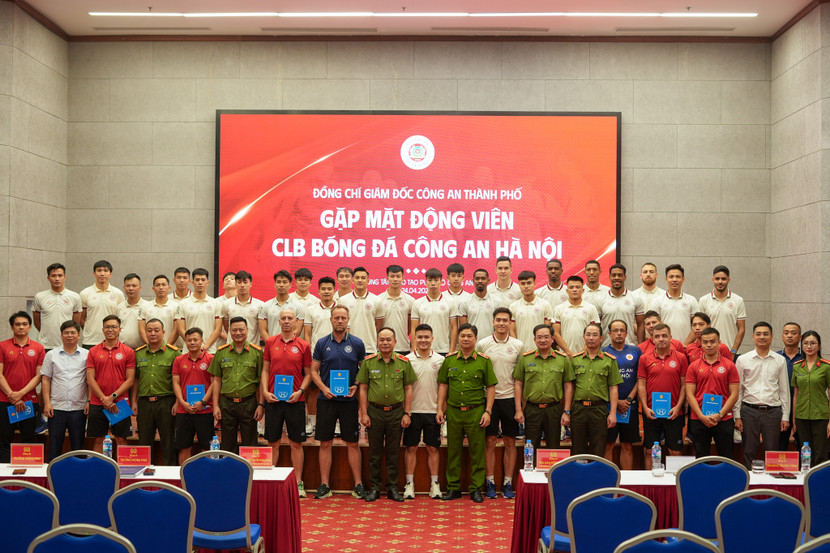 Trung tướng Nguyễn Thanh Tùng - Giám đốc CATP Hà Nội cùng Thiếu tướng Dương Đức Hải - Phó Giám đốc CATP Hà Nội, Chủ tịch CLB gặp mặt động viên CLB Công an Hà Nội Trung tướng Nguyễn Thanh Tùng - Giám đốc CATP Hà Nội cùng Thiếu tướng Dương Đức Hải - Phó Giám đốc CATP Hà Nội, Chủ tịch CLB gặp mặt động viên CLB Công an Hà Nội