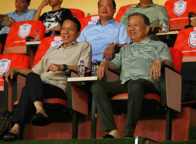 Tổng Bí thư Tô Lâm và Bộ trưởng Bộ Công an Lương Tam Quang (bên trái) dự khán trận bán kết lượt về ASEAN Club Championship 2024/25 của CLB Công an Hà Nội trên sân vận động Hàng Đẫy tối 30-4-2025 với chiến thắng đưa Công an Hà Nội vào chung kết Tổng Bí thư Tô Lâm và Bộ trưởng Bộ Công an Lương Tam Quang (bên trái) dự khán trận bán kết lượt về ASEAN Club Championship 2024/25 của CLB Công an Hà Nội trên sân vận động Hàng Đẫy tối 30-4-2025 với chiến thắng đưa Công an Hà Nội vào chung kết