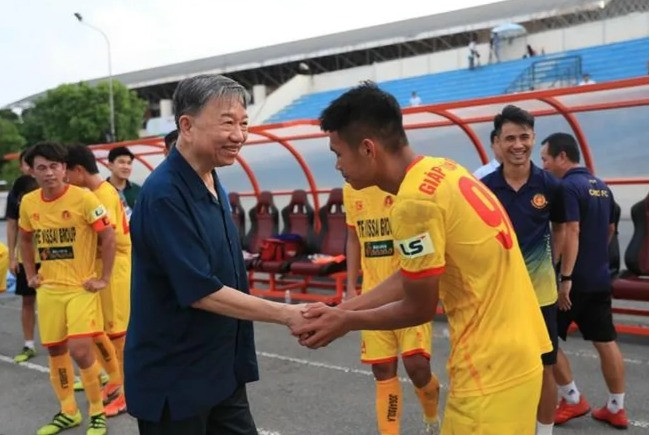 Đại tướng Tô Lâm khi còn là Bộ trưởng Bộ Công an luôn dành sự quan tâm đặc biệt cho CLB Công an nhân dân Đại tướng Tô Lâm khi còn là Bộ trưởng Bộ Công an luôn dành sự quan tâm đặc biệt cho CLB Công an nhân dân