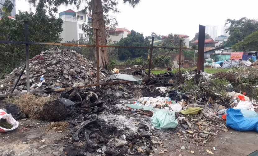 Một điểm đốt rác thải sinh hoạt trên địa bàn phường Dương Nội, Hà Đông