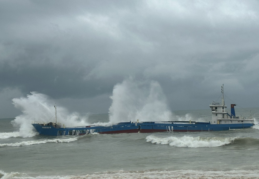 Chưa thể tiếp cận tàu Hoàng Gia 46 đang bị mắc cạn trên biển Sa Huỳnh Chưa thể tiếp cận tàu Hoàng Gia 46 đang bị mắc cạn trên biển Sa Huỳnh