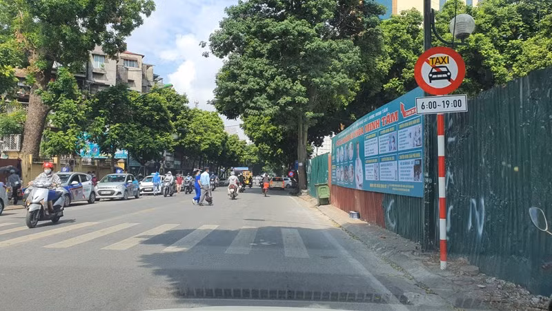 Hà Nội sẽ xem xét dỡ bỏ biển cấm taxi trên một số tuyến phố