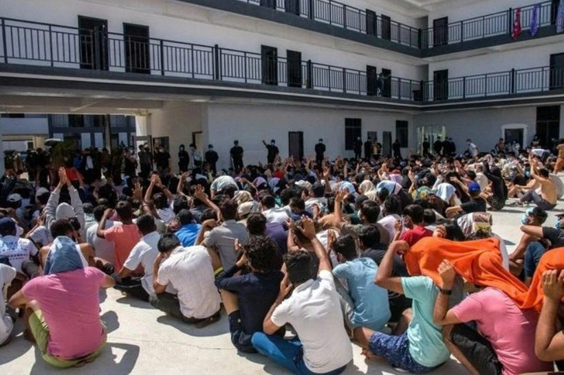 Cảnh sát Thái Lan đột kích một trung tâm lừa đảo trực tuyến đặt tại Myanmar bắt giữ hàng trăm người Cảnh sát Thái Lan đột kích một trung tâm lừa đảo trực tuyến đặt tại Myanmar bắt giữ hàng trăm người