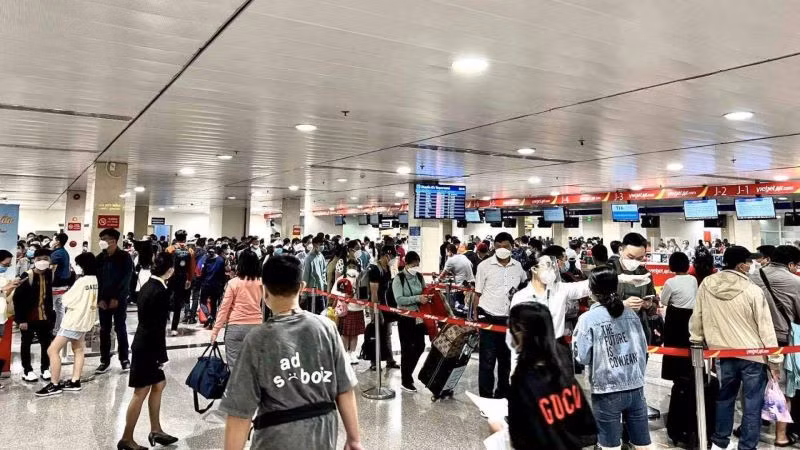 Sân bay quốc tế Tân Sơn Nhất luôn trong cảnh đông đúc những ngày cao điểm Tết Nguyên đán