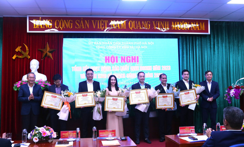 Khen thưởng các đơn vị đạt kết quả sản xuất, kinh doanh xuất sắc trong năm 2023