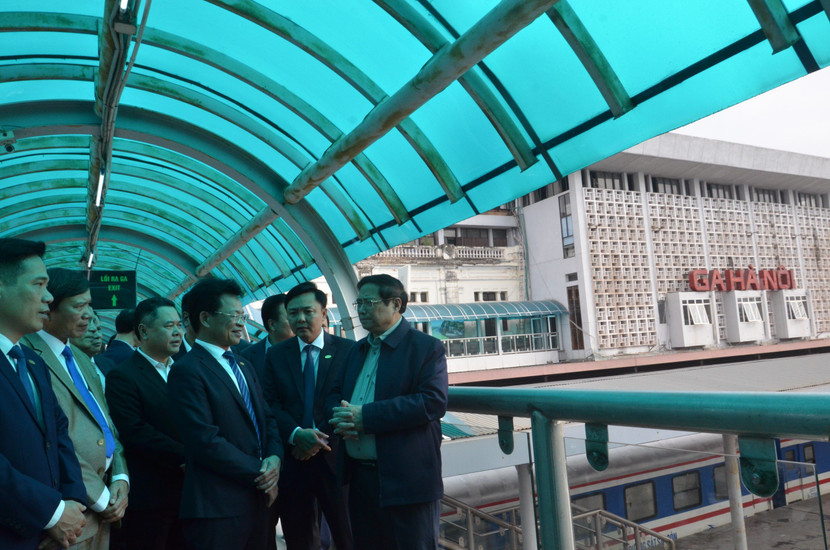 Thủ tướng Phạm Minh Chính kiểm tra công tác phục vụ hành khách tại Ga Hà Nội chiều 9/1