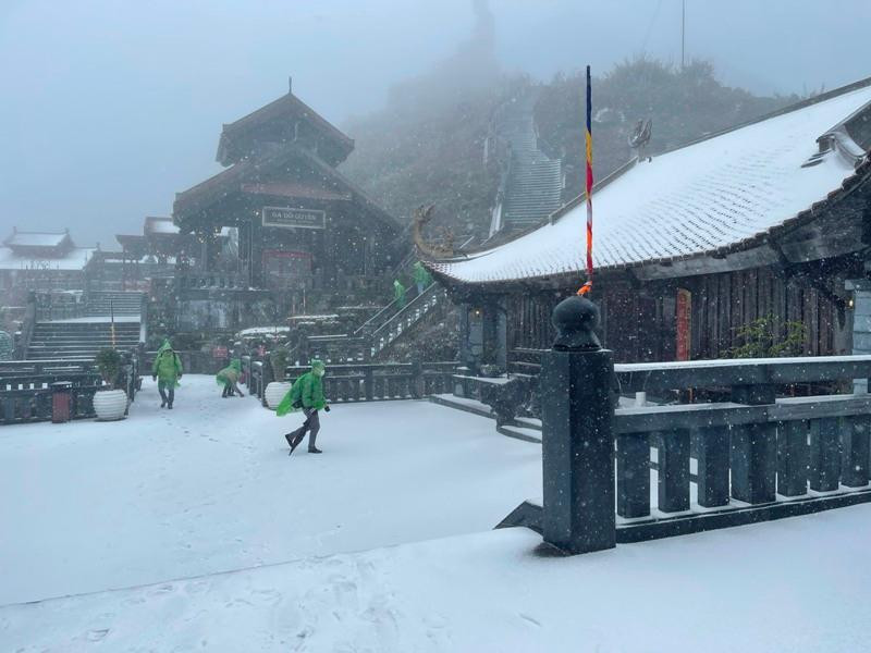 Sáng nay, 8/2, không khí lạnh tràn về đã khiến tuyết xuất hiện trên đỉnh Fanxipan