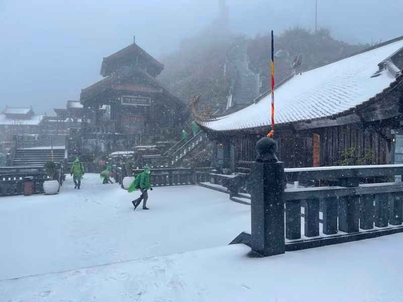 Sáng nay, 8/2, không khí lạnh tràn về đã khiến tuyết xuất hiện trên đỉnh Fanxipan Sáng nay, 8/2, không khí lạnh tràn về đã khiến tuyết xuất hiện trên đỉnh Fanxipan