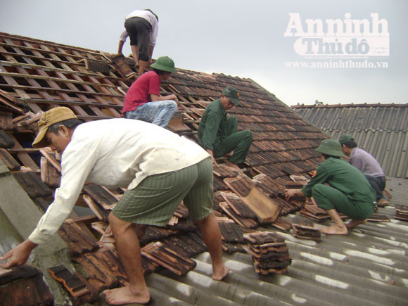 Lốc xoáy làm tốc hàng chục nhà dân ảnh 2 Lốc xoáy làm tốc hàng chục nhà dân ảnh 2