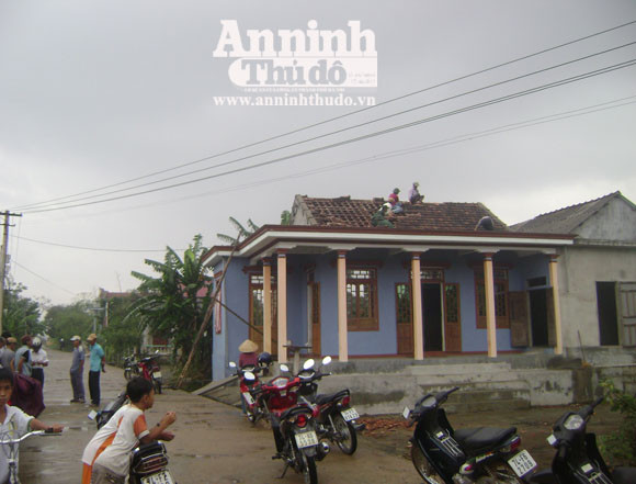 Lốc xoáy làm tốc hàng chục nhà dân ảnh 4 Lốc xoáy làm tốc hàng chục nhà dân ảnh 4