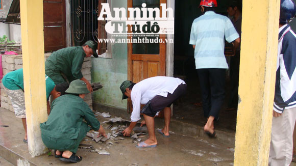 Lốc xoáy làm tốc hàng chục nhà dân ảnh 3 Lốc xoáy làm tốc hàng chục nhà dân ảnh 3