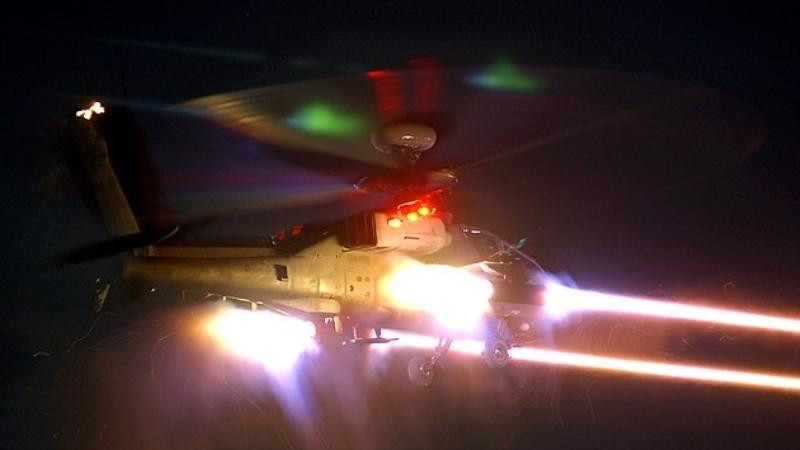 Phi công Anh tập luyện với trực thăng Apache Attack