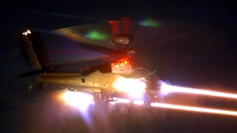 Phi công Anh tập luyện với trực thăng Apache Attack